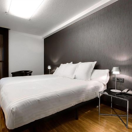 Apartamentos Mendebaldea Suites Памплона Номер фото