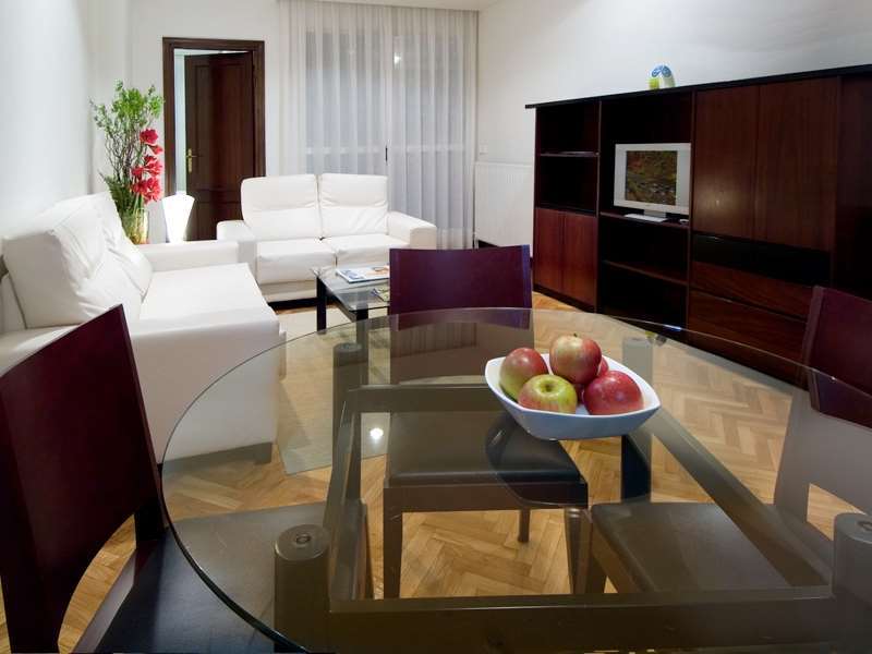 Apartamentos Mendebaldea Suites Памплона Номер фото