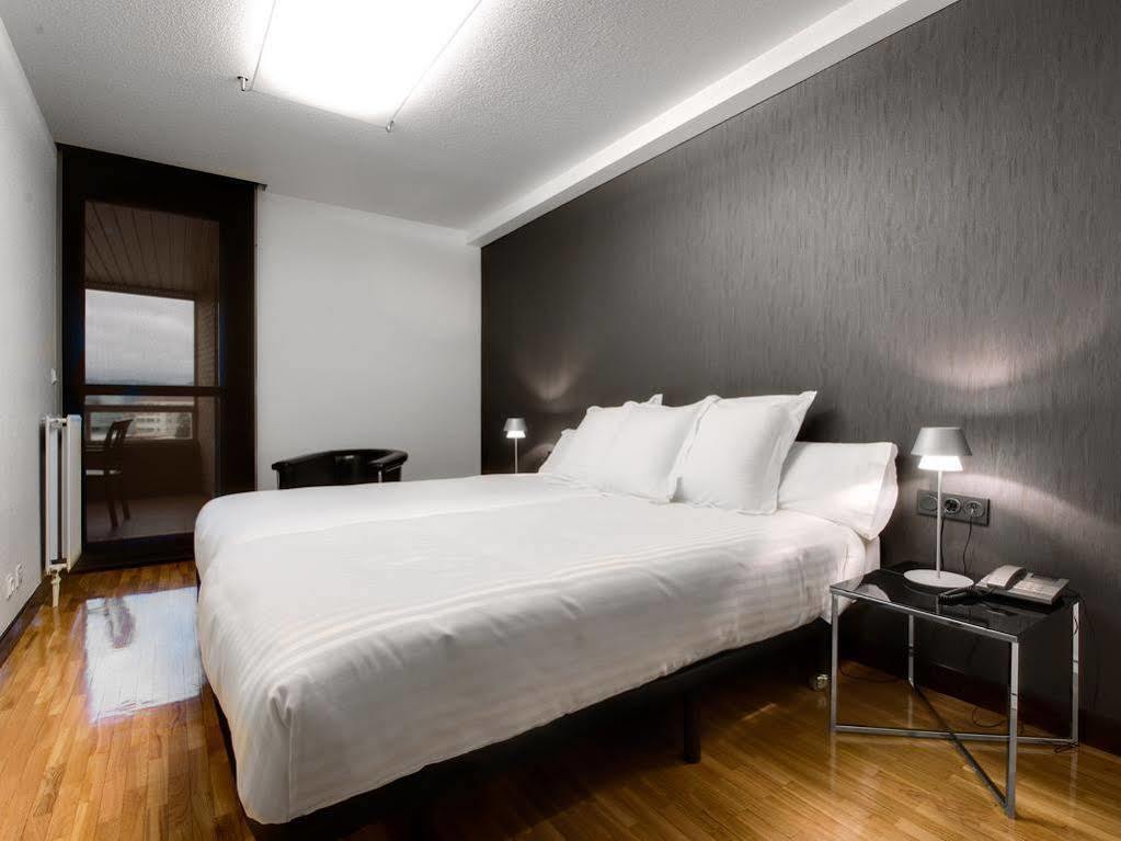 Apartamentos Mendebaldea Suites Памплона Экстерьер фото